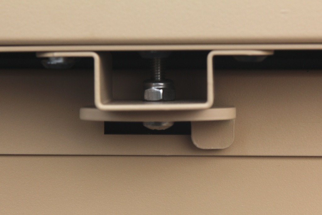 Insulated Dog Condo door hinge view