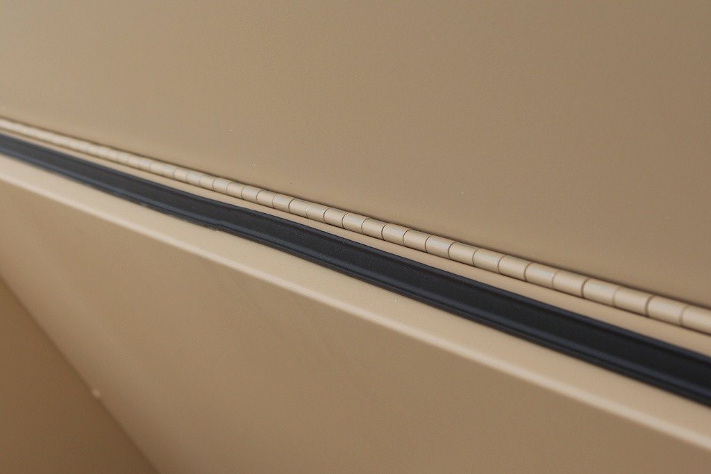 Insulated Dog Condo hinge view
